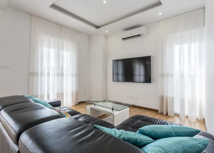 Villa Luxury With A Swimming Pool Stobrec, - 14700 *