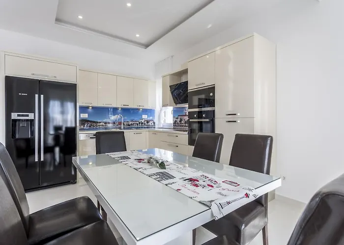 Luxury With A Swimming Pool Stobrec, - 14700 *