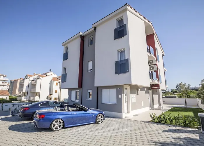 Luxury With A Swimming Pool Stobrec, - 14700 *