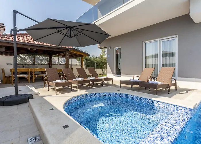 Luxury With A Swimming Pool Stobrec, - 14700 * Split
